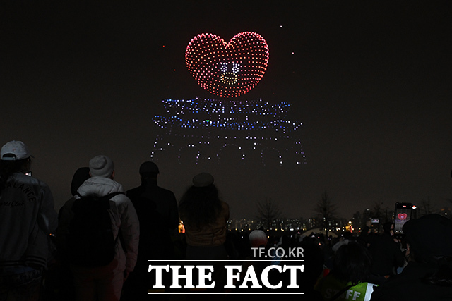 ‘한강 불빛 공연’(드론 라이트 쇼)이 10일 오후 서울 영등포구 여의도한강공원에서 펼쳐지고 있다. /김성렬 기자