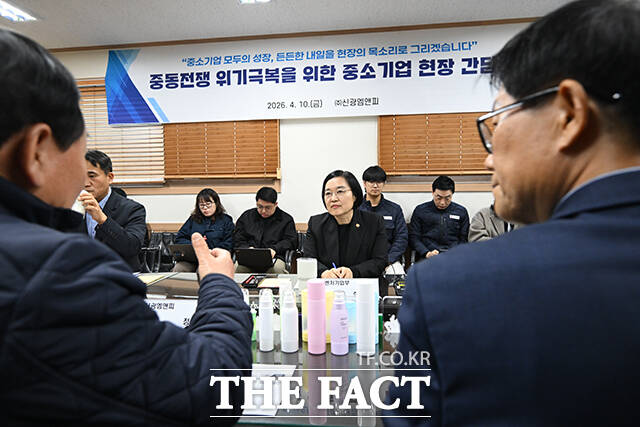 한성숙 중소벤처기업부 장관이 10일 오전 경기 부천시의 플라스틱 사출 중소기업 신광엠앤피를 방문해 플라스틱의 원재료를 살펴보고 있다. /부천=남윤호 기자