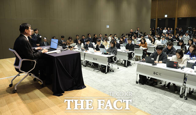 이창용 한국은행 총재가 10일 서울 중구 한국은행 본관에서 열린 금융통화위원회 본회의 후 기자간담회에서 발언하고 있다. /사진공동취재단