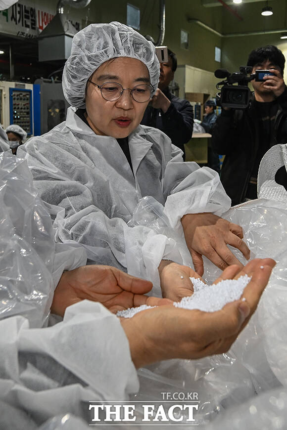 한성숙 중소벤처기업부 장관이 10일 오전 경기 부천시의 플라스틱 사출 중소기업 신광엠앤피를 방문해 플라스틱의 원재료를 살펴보고 있다. /부천=남윤호 기자