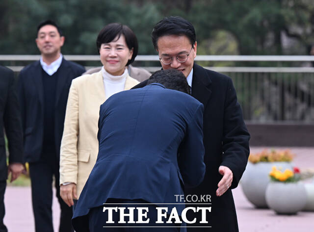 더불어민주당 서울시장 최종 후보로 선출된 정원오 후보(가운데)가 10일 서울 여의도 국회 강변서재에서 함께 경쟁했던 박주민(오른쪽)·전현희 의원을 만나 환담에 앞서 포즈를 취하고 있다. /국회=이새롬 기자