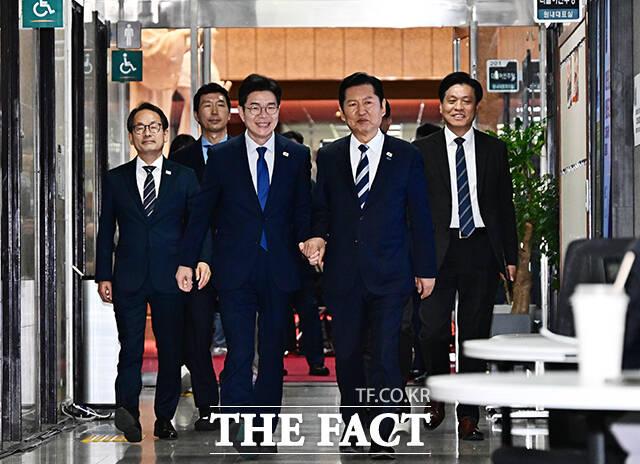 더불어민주당 서울시장 최종 후보로 확정된 정원오 후보(왼쪽)가 10일 오후 서울 여의도 국회에서 정청래 대표와 함께 면담을 위해 이동하고 있다. /국회=배정한 기자