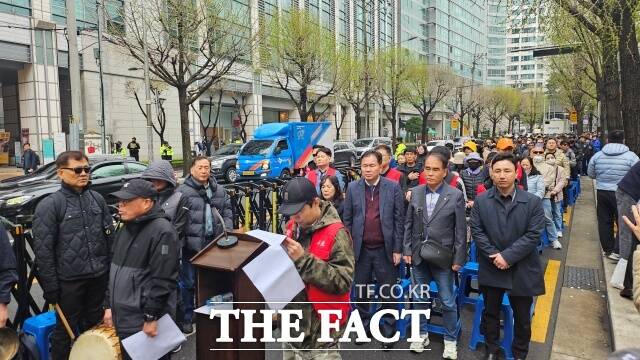 대한안마사협회와 안마시술소비상대책위원회는 10일 서울 종로구 서울경찰청 앞에서 안마사 생존권 보장 결기대회를 열고 