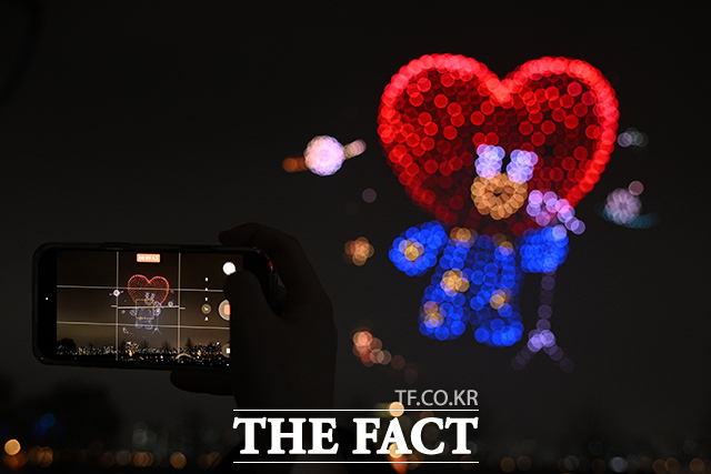 ‘한강 불빛 공연’(드론 라이트 쇼)이 10일 오후 서울 영등포구 여의도한강공원에서 펼쳐지고 있다. /김성렬 기자