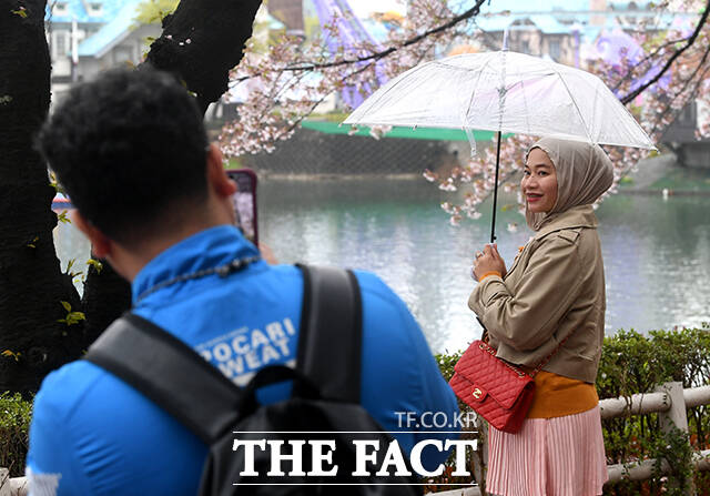 봄비가 이틀째 이어진 10일 오전 서울 송파구 석촌호수공원을 찾은 시민들이 우산을 쓰고 둘레길을 산책하고 있다. /박상민 기자