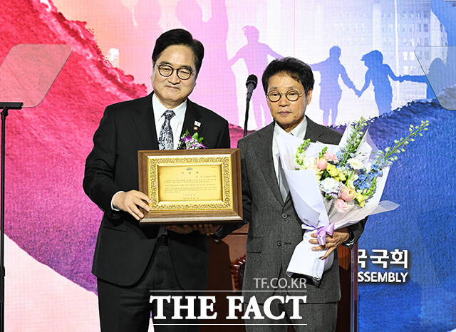 이강 제13대 임시의정원 의장의 자손에게 기념패를 수여하는 우원식 국회의장.