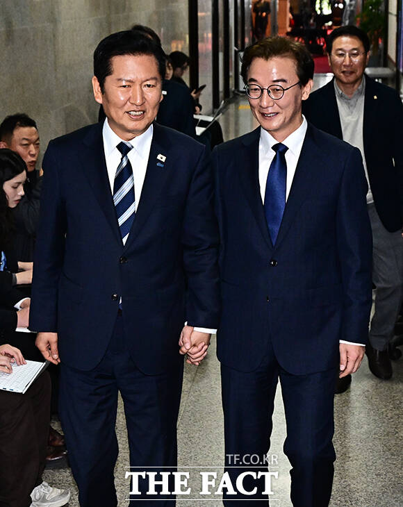 정청래 더불어민주당 대표가 10일 오후 서울 여의도 국회에서 6.3 지방선거 부산시장 후보로 선출된 전재수 의원과 면담에 앞서 포옹을 하고 있다. /국회=배정한 기자