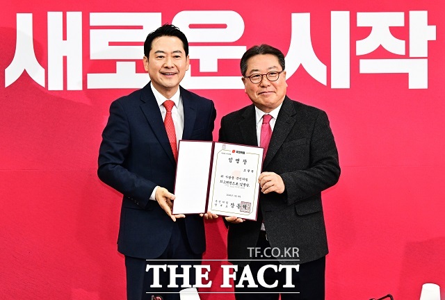 국민의힘 장동혁(왼쪽) 대표가 지난 1월 15일 국회에서 열린 최고위원회의에 참석해 조광한 최고위원에게 임명장을 수여한 모습. /배정한 기자