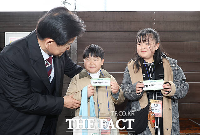 역장 복장을 한 정동영 통일부 장관이 10일 오전 서울 중구 서울역에서 열린 DMZ 평화이음 열차 행사에 참석해 기념촬영을 하고 있다. /청사사진기자단