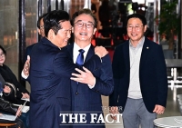  정청래 품에 안긴 전재수 [TF사진관]