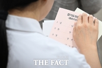  손으로 읽는 투표 용지 [포토]