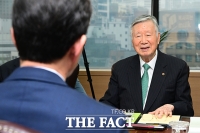  정원오 후보 맞아 인사말하는 이중근 대한노인협회장 [포토]