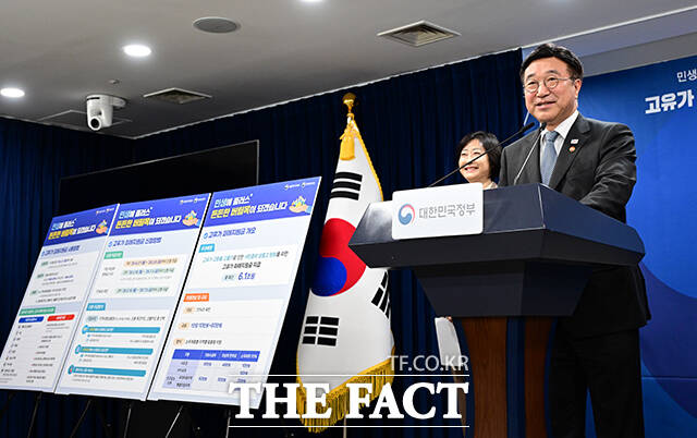 윤호중 행정안전부 장관이 11일 오전 서울 종로구 정부서울청사에서 고유가 피해지원금 지원 계획을 발표하고 있다. /임영무 기자