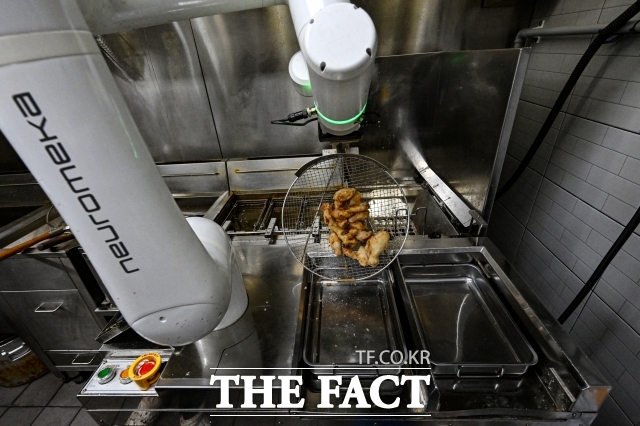 지난달 6일 오후 서울 강동구 교촌치킨 고덕비즈밸리점에서 조리 로봇이 치킨을 조리하고 있다. /서예원 기자