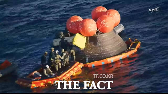 아르테미스 2호의 유인캡슐 오리온이 미국 샌디에이고 인근 태평양에 착수한 가운데 관계자들이 우주비행사들의 상태를 확인하고 있다. /NASA