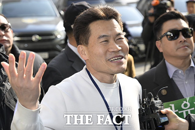 경찰이 이재명 대통령과 이준석 개혁신당 대표의 명예를 훼손한 혐의로 한국사 강사 출신 극우 성향 유튜버 전한길 씨의 구속영장을 신청했다./송호영 기자