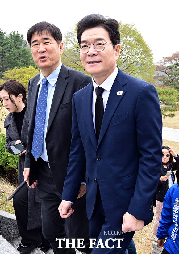 정원오 더불어민주당 서울시장 후보(가운데)가 대한민국 임시정부 수립 기념일인 11일 오전 서울 동작구 국립서울현충원 임시정부요인묘소를 찾아 추모비를 바라보고 있다. /임영무 기자