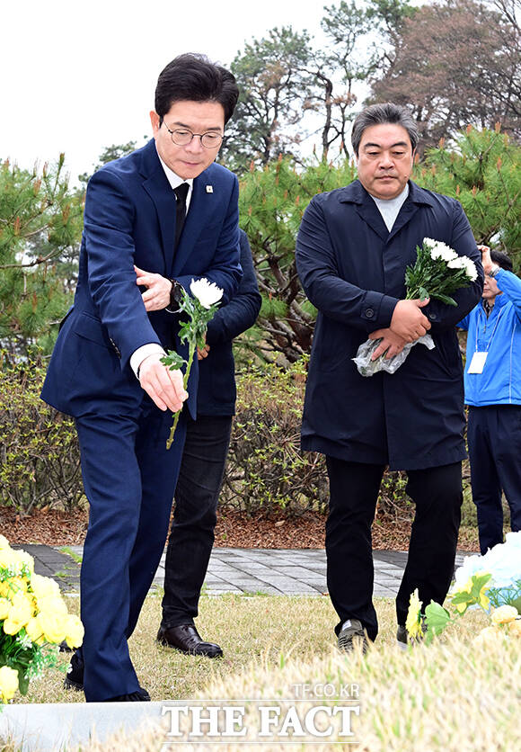 정원오 더불어민주당 서울시장 후보(가운데)가 대한민국 임시정부 수립 기념일인 11일 오전 서울 동작구 국립서울현충원 임시정부요인묘소를 찾아 추모비를 바라보고 있다. /임영무 기자