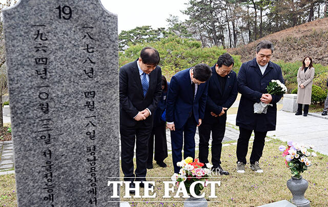 정원오 더불어민주당 서울시장 후보(가운데)가 대한민국 임시정부 수립 기념일인 11일 오전 서울 동작구 국립서울현충원 임시정부요인묘소를 찾아 추모비를 바라보고 있다. /임영무 기자