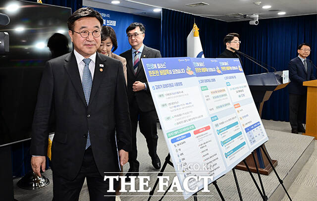 윤호중 행정안전부 장관이 11일 오전 서울 종로구 정부서울청사에서 고유가 피해지원금 지원 계획을 발표하고 있다. /임영무 기자