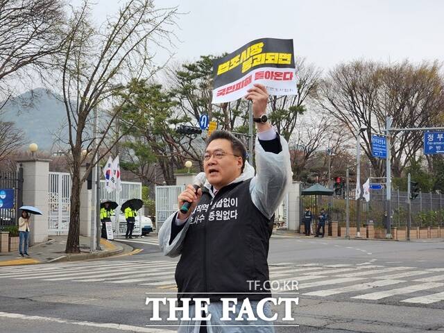 조순열 서울지방변호사회장이 지난 6일 법무부 앞에서 변호사 수급 과잉 규탄 집회에 참석했다./대한변협