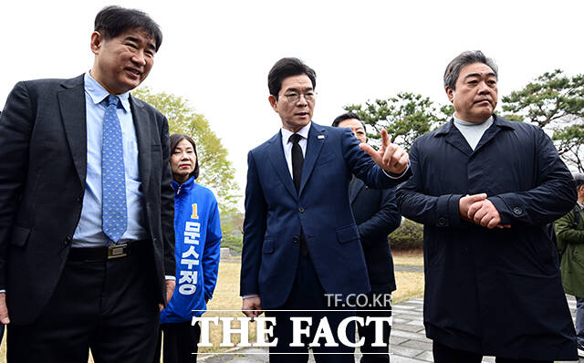 정원오 더불어민주당 서울시장 후보(가운데)가 대한민국 임시정부 수립 기념일인 11일 오전 서울 동작구 국립서울현충원 임시정부요인묘소를 찾아 추모비를 바라보고 있다. /임영무 기자