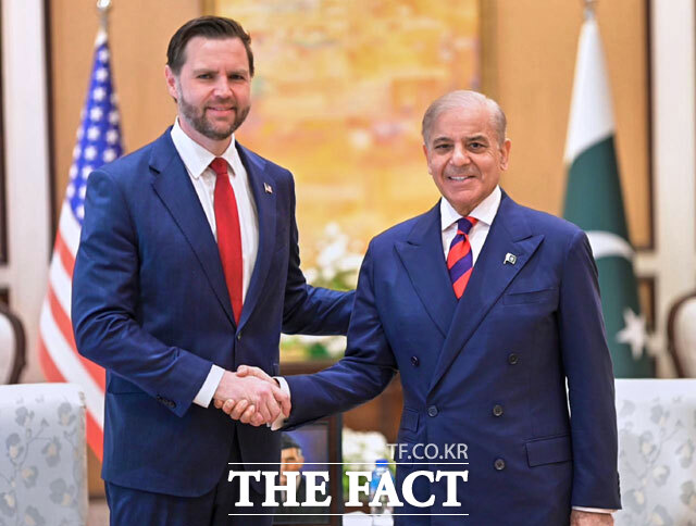 이란과의 종전 협상에 나선 JD 밴스 미국 부통령이 11일(현지 시간) 파키스탄 이슬라마바드에서 셰바즈 샤리프 파키스탄 총리와 기념촬영하고 있다. /AP.뉴시스