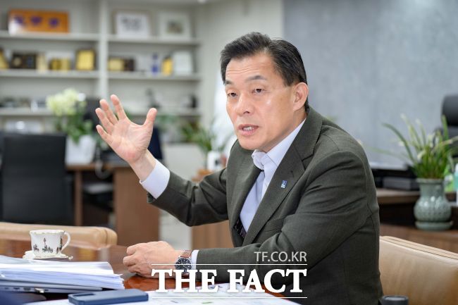 수원시장실에서 <더팩트>와 인터뷰 하는 이재준 수원시장. /수원시