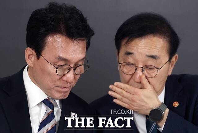 김민석(왼쪽) 국무총리와 김윤덕 국토교통부 장관이 지난 8일 오후 서울 중구 국토발전전시관에서 열린 정부-건설·금융업계 중동상황 대응 합동 간담회에서 대화를 하고 있다. /뉴시스