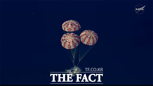 달 탐사를 마친 미국 항공우주국(NASA)의 아르테미스 2호의 유인캡슐 오리온이 10일 오후(현지시간) 미국 샌디에이고 인근 태평양에 착수하고 있다. /NASA