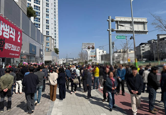 11일 열린 황병직 영주시장 예비후보 선거사무소 개소식에 많은 지지자들이 모였다. /황병직 예비후보