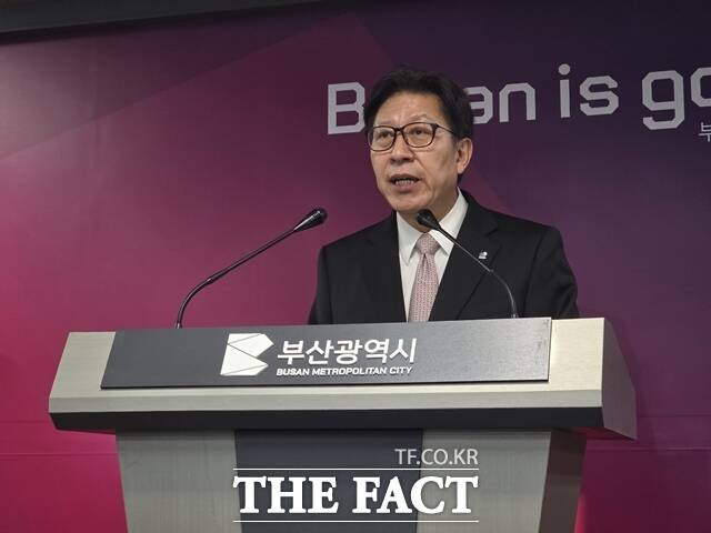 21일 오후 부산시청사에서 박형준 부산시장이 국토교통부의 가덕도신공항 부지조성 공사 입찰 방침에 대한 입장을 발표하고 있다. /박호경 기자