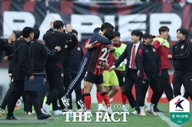 전북현대를 상대로 9년 동안 이어진 '안방 무승 족쇄'를 끊어낸 FC서울 김기동 감독과 주장 김진수가 포옹하며 감격을 나누고 있다./서울월드컵경기장=K리그