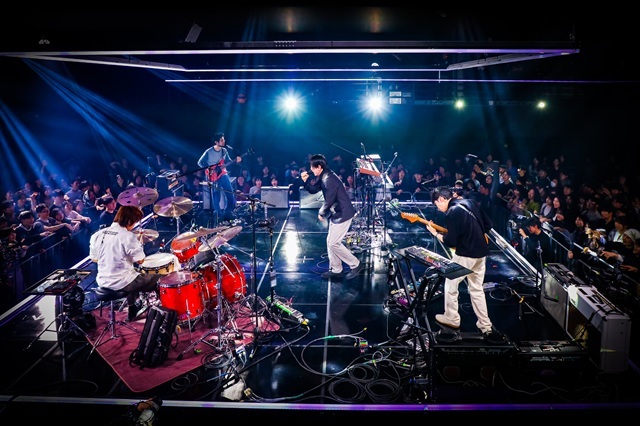 EBS의 간판 음악 프로그램 '스페이스 공감'은 지난 3년 간 공연이 중단됐으나 구글이 300억 원의 상생기금을 출연하면서 올해부터 재개됐다. 사진은 밴드 실리카겔이 3일 LG아트센터 서울 U+스테이지 홀에서 재개된 무료 라이브 '스페이스 공감 - 홈커밍데이'에서 공연을 펼치고 있는 모습이다./EBS