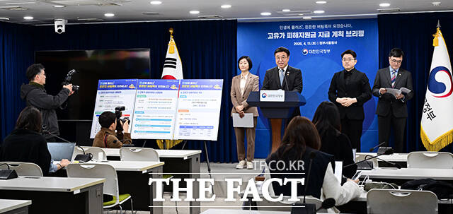 윤호중 행정안전부 장관이 11일 오전 서울 종로구 정부서울청사에서 고유가 피해지원금 지원 계획을 발표하고 있다. /임영무 기자