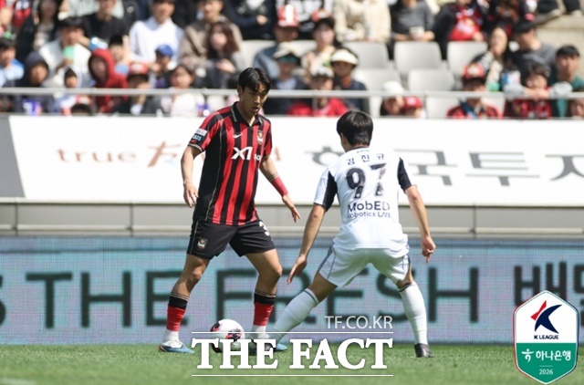 전북현대에서 FC서울로 유니폼을 바꿔입은 윙어 송민규(왼쪽)가 11일 '하나은행 K리그1 2026' 7라운드 홈 경기에서 결승골의 기점 역할을 하며 9년 족쇄를 끊어내는 결정적 역할을 했다./서울월드컵경기장=K리그