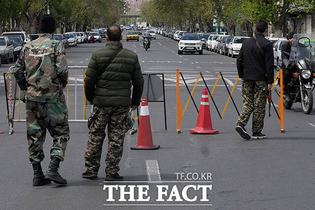 11일 로이터 통신 등에 따르면 이날 미 고위 당국자들을 태운 미국 전용기가 종전 협상이 열리는 파키스탄 수도 이슬라마바드에 도착했다. 미국-이란 전쟁으로 중동의 정세가 악화하는 가운데, 29일(현지시간) 이란 테헤란의 한 검문소에 바시즈 준군사조직 대원들이 경계 근무를 서고 있는 모습. /AP.뉴시스