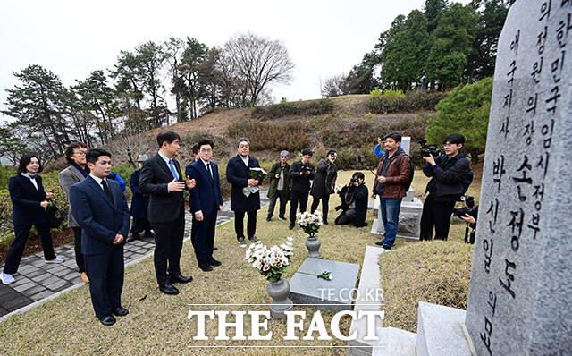 정원오 더불어민주당 서울시장 후보(가운데)가 대한민국 임시정부 수립 기념일인 11일 오전 서울 동작구 국립서울현충원 임시정부요인묘소를 찾아 추모비를 바라보고 있다. /임영무 기자