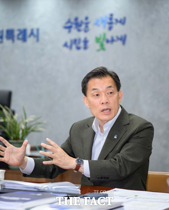 수원시장실에서 <더팩트>와 인터뷰 하는 이재준 수원시장. /수원시
