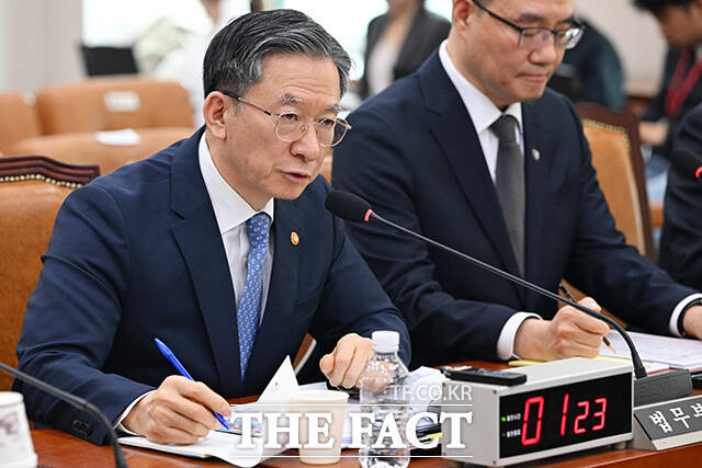 정성호 법무부 장관은 지난 10일 자신의 SNS에 추가경정예산 국회 통과로 물가 담합·조작 세력을 엄단하는 등 민생·물가안정 수사를 강화하겠다며 이같이 밝혔다./남용희 기자