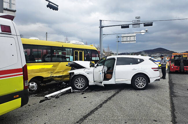 10일 오후 4시 31분쯤 안동시 일직면 5번 국도, 권정생어린이문화재단 인근 삼거리에서 통학버스와 제네시스 GV80 차량이 충돌하는 사고가 발생해 초등학생 등 8명과 GV80 탑승자 2명 등 총 10명이 경상을 입었다. /경상북도소방본부