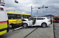  안동서 통학버스·SUV 충돌…초등생 등 10명 경상