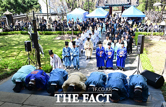 사육신의 후손들이 12일 오전 서울 동작구 사육신공원 내 의절사에서 사육신의 충절을 기리는 제례인 춘향제를 봉행하고 있다. /배정한 기자