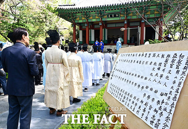 사육신의 후손들이 12일 오전 서울 동작구 사육신공원 내 의절사에서 사육신의 충절을 기리는 제례인 춘향제를 봉행하고 있다. /배정한 기자
