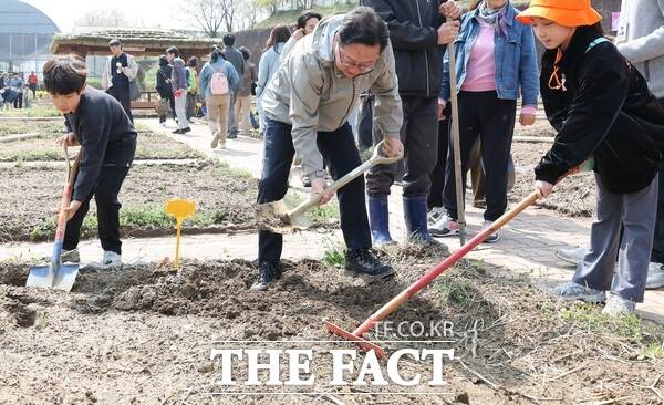 이장우 대전시장(가운데)이 11일 열린 행복농장 도시민 텃밭 개장식에 참석해 시민들과 모종심기 활동을 하고 있다. /대전시