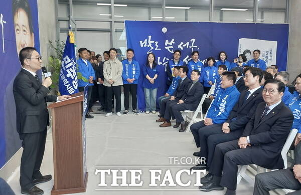 김종천 더불어민주당 대전시 서구청장 예비후보가 11일 선거사무소 개소식을 개최한 가운데 박범계 더불어민주당 의원(대전 서구을)이 축사를 하고 있다. /선치영 기자