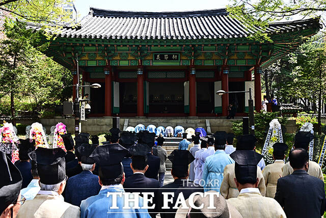 사육신의 후손들이 12일 오전 서울 동작구 사육신공원 내 의절사에서 사육신의 충절을 기리는 제례인 춘향제를 봉행하고 있다. /배정한 기자