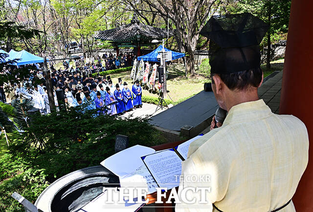사육신의 후손들이 12일 오전 서울 동작구 사육신공원 내 의절사에서 사육신의 충절을 기리는 제례인 춘향제를 봉행하고 있다. /배정한 기자