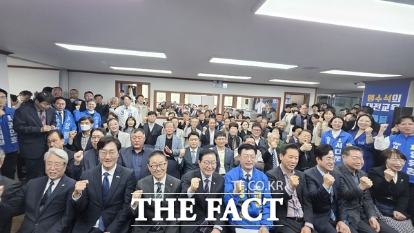 맹수석 대전시교육감 예비후보가 11일 대전시 중구 소재 선거사무소에서 개소식을 열었다. 장철민, 허태정 민주당 대전시장 예비후보 등 많은 인파가 개소식을 찾았다. /정예준 기자