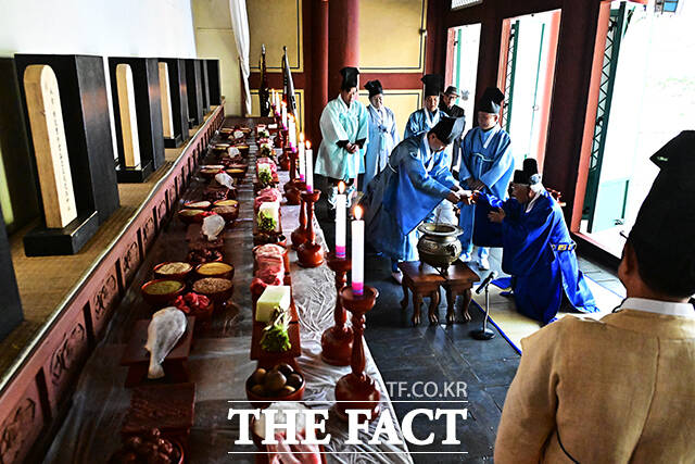 사육신의 후손들이 12일 오전 서울 동작구 사육신공원 내 의절사에서 사육신의 충절을 기리는 제례인 춘향제를 봉행하고 있다. /배정한 기자